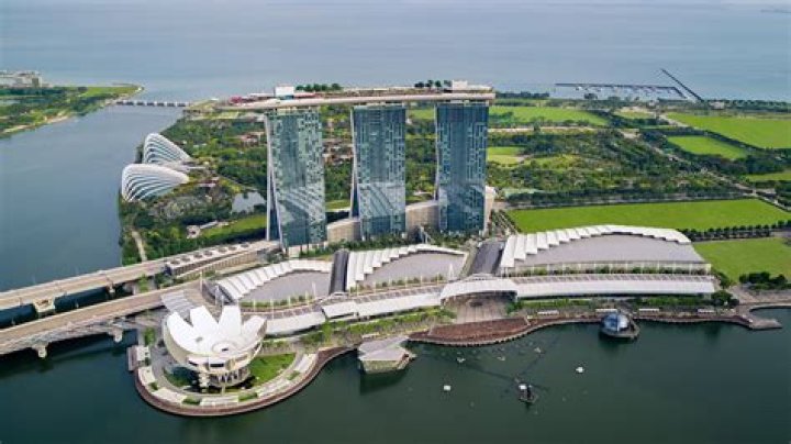 Has anyone fallen off the Marina Bay Sands?